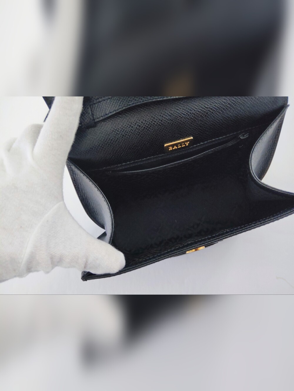 Bally Swiss Vintage Black Leather Crossbody with Gold 'B' Hardware. 8×7×3. - Picture 11 of 11